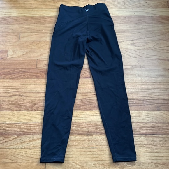 Victoria’s Secret V-shred black leggings - Picture 2 of 5